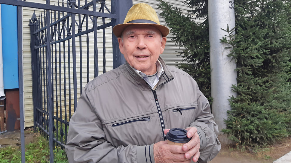 Фатхулла Исхаков перед зданием Ленинского райсуда Уфы