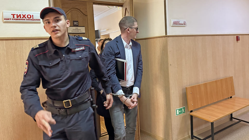 Руслана Казыханова выводят из зала суда