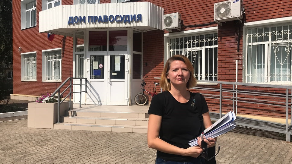 Ольга Комлева у здания суда