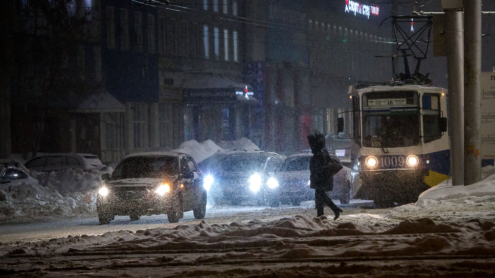 В ведомстве пришли к выводу, что несвоевременная очистка снега привела к увеличению ДТП, образованию снежных завалов, затрудненному движению транспорта и пешеходов