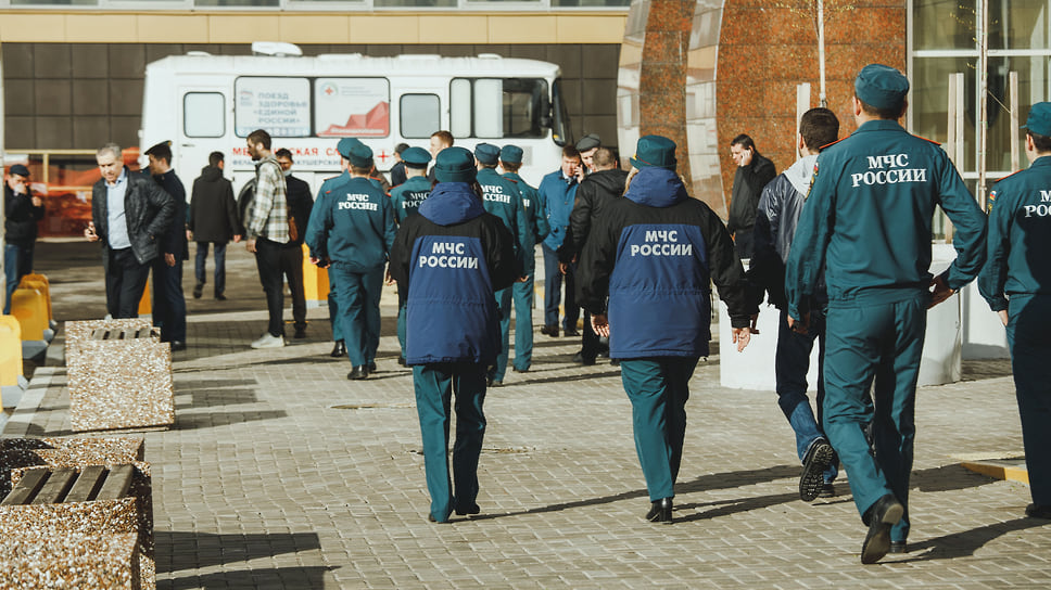 На месте семьи встречали сотрудники МЧС, госкомитета по ЧС, ГИБДД и медики, а также руководитель администрации главы Башкирии Максим Забелин, руководитель МЧС по региону Марат Латыпов и председатель госкомитета по ЧС Фарит Гумеров