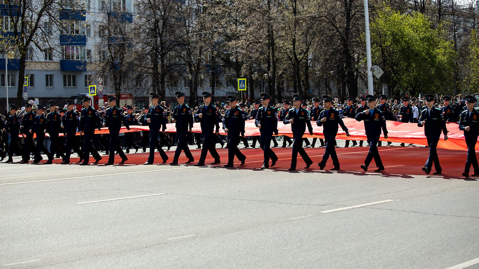 Утро началось с торжественного прохождения военнослужащих по проспекту Октября