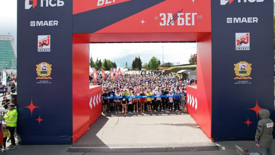По подсчетам организаторов, в Уфе одновременно стартанули 2 198 человек. Самому старшему участнику 80 лет