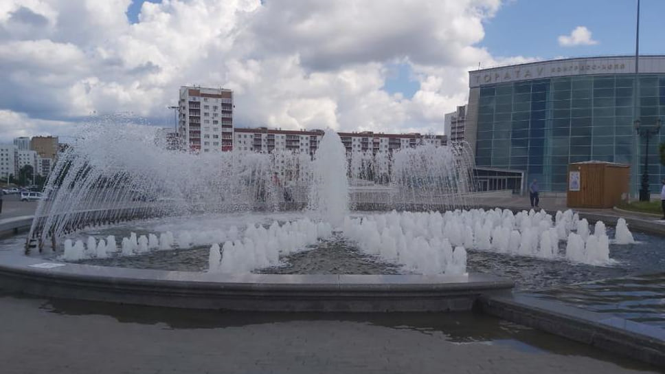 Фонтан около Конгресс-холла «Торатау»