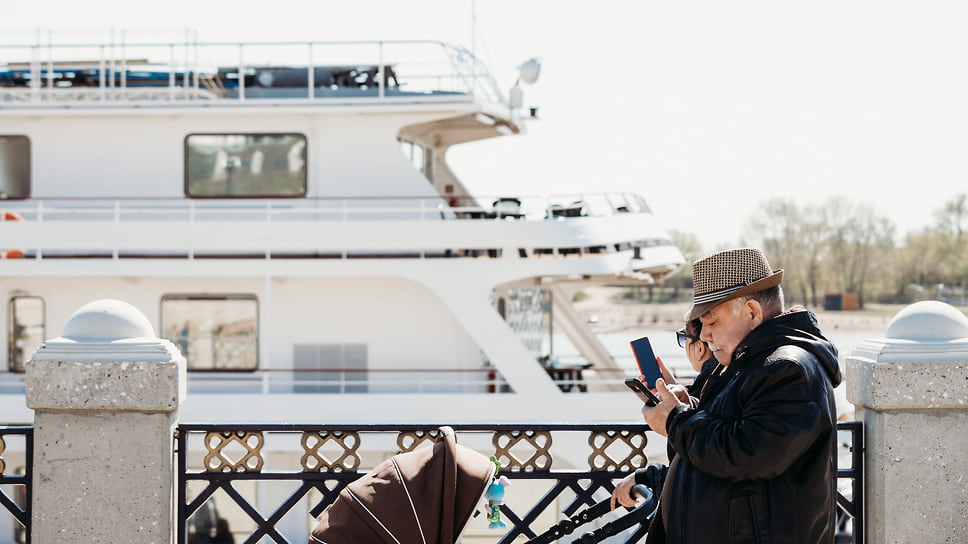 Пожилая пара на фоне теплохода «Александр Пушкин», который зашел в уфимскую гавань 4 мая. В столице Башкирии намерены развивать судоходство