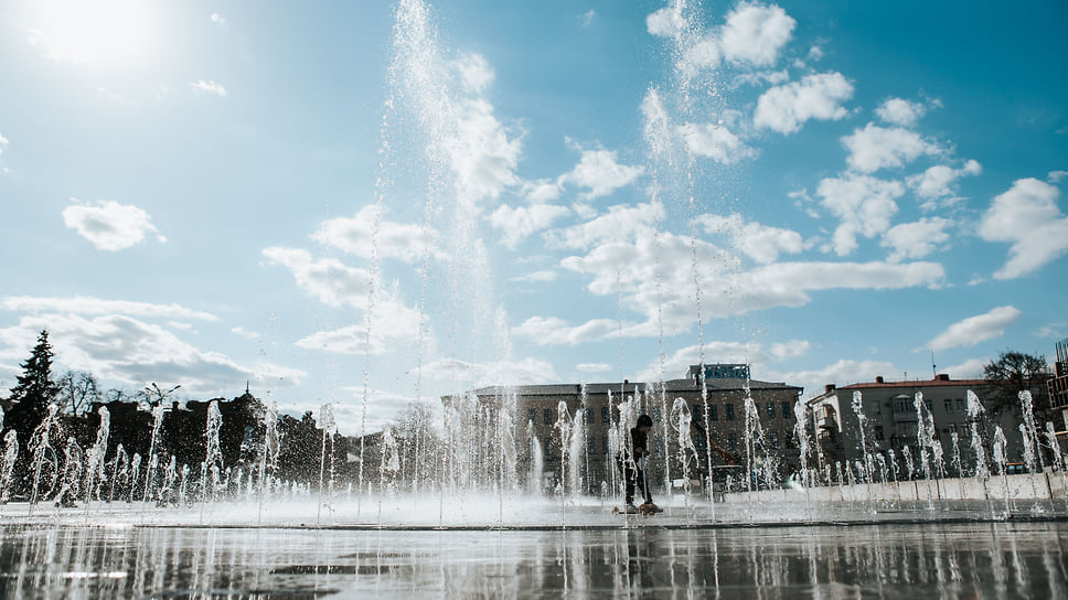 Играющий в светомузыкальном фонтане ребенок на Советской площади. Фонтан запустили через год после начала реконструкции площади – в 2021 году