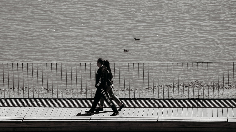 Влюбленная пара на новой набережной реки Белой. Набережная реки Белой считается самым дорогим инфраструктурный проектом последних лет в Уфе – 12 млрд руб. Сроки сдачи многократно сдвигались