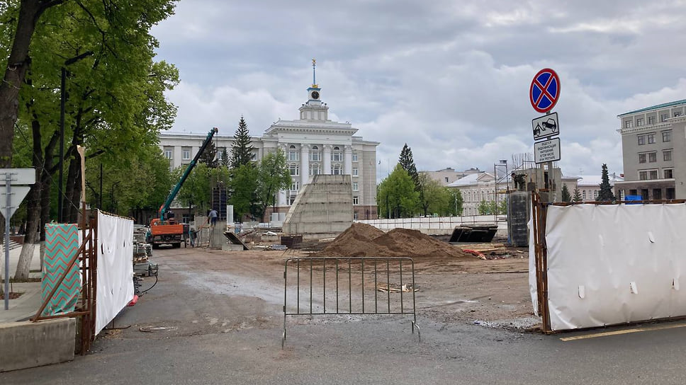 Работы по установке колонн на Советской площади в Уфе. Реконструкция площади началась в 2020 году. В проект планировки изначально входил памятник генералу Минигали Шаймуратову, «современный и технологичный фонтан», архитектурная подсветка зданий, системы наружного видеонаблюдения и доступ к Wi-Fi. Впоследствии глава Башкирии Радий Хабиров распорядился дополнить конную статую ансамблем из колоннады