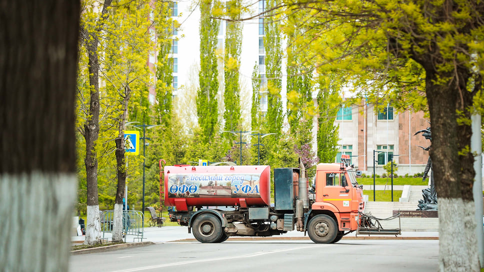 Поливальная машина с надписью: «Любимый город Уфа»