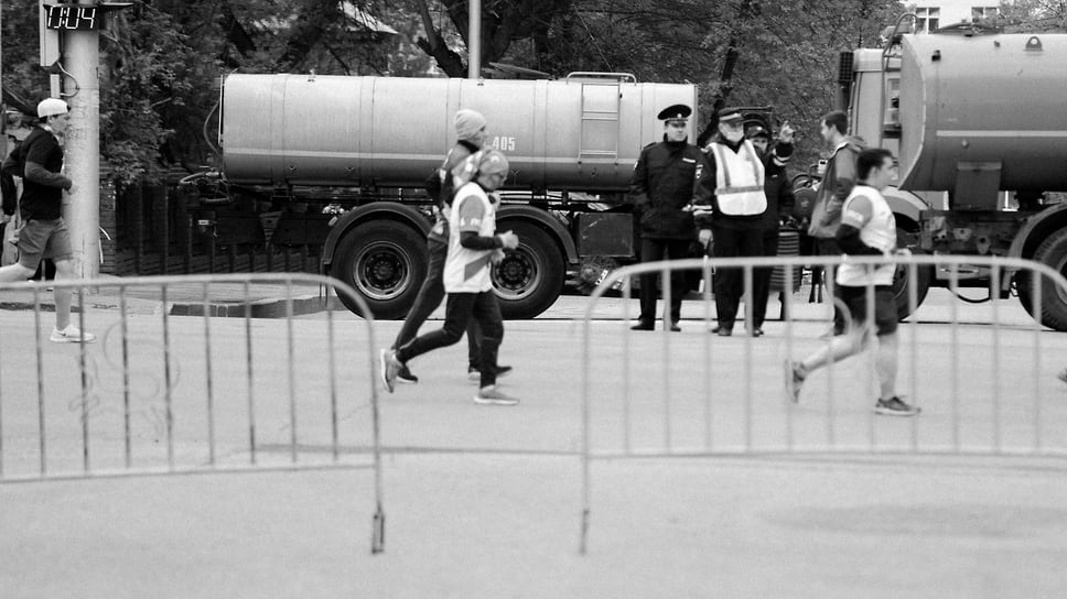 Участники всероссийского полумарафона с синхронным стартом на фоне полиции и ГИБДД