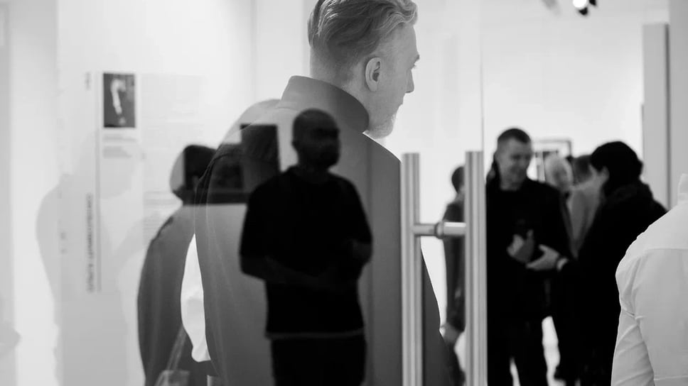 Посетители выставки «Иллюзия обыденности» в галерее «Мирас»