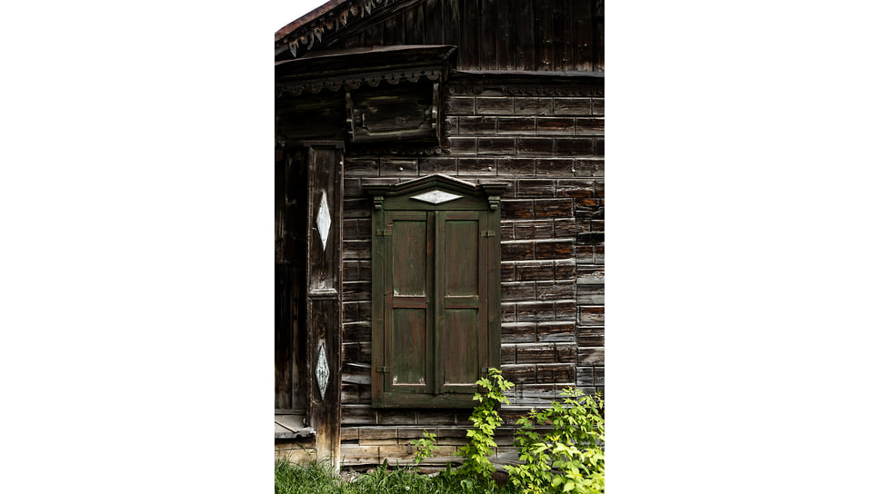 Закрытые ставни частного деревянного дома в Уфе на улице 9 января