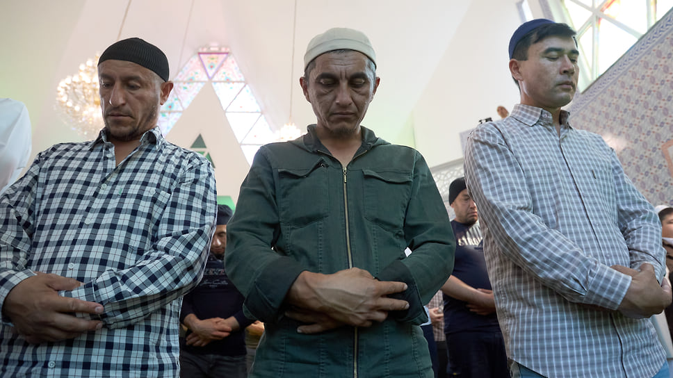 Верующие во время праздничного богослужения в Курбан-байрам