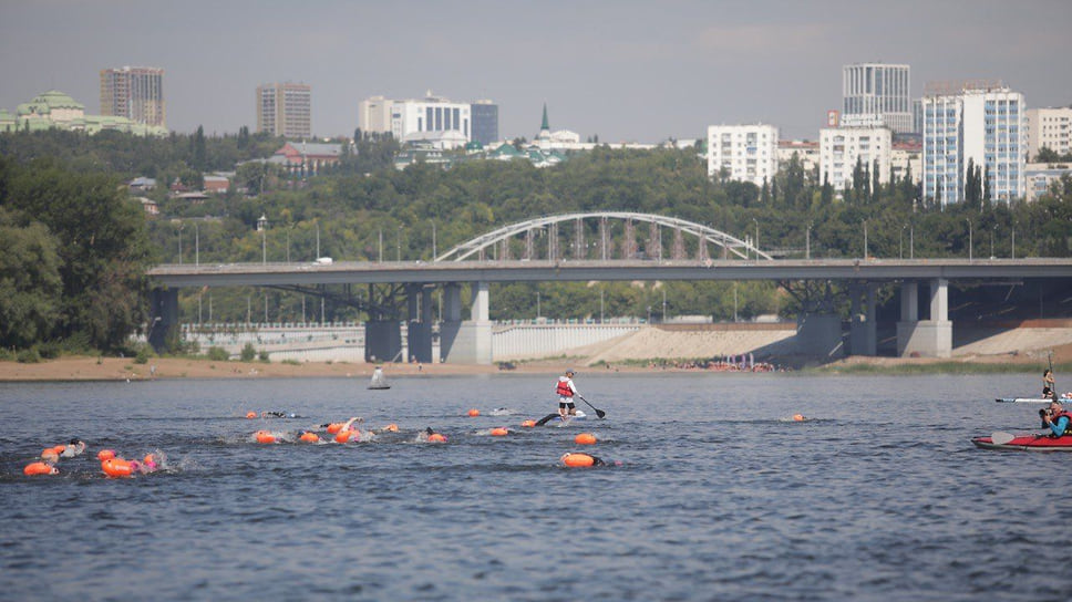 Массовый заплыв на реке Белой в Уфе