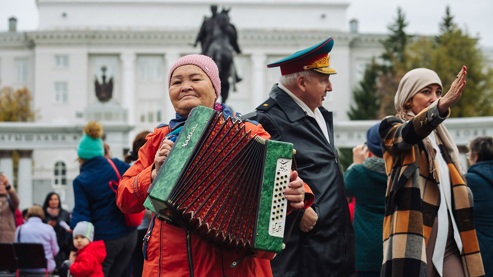 Народу пришло, стоит отметить, немало, а настроение в общей массе было праздничным