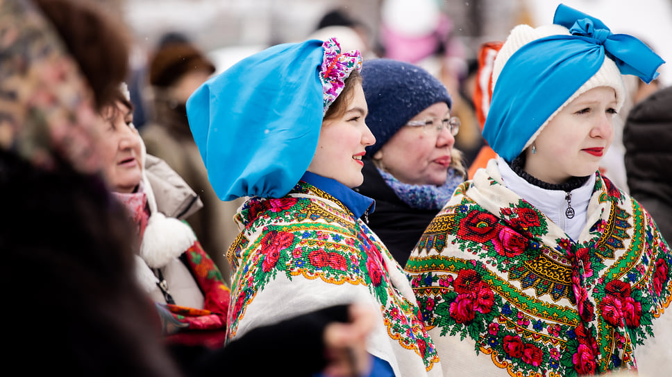 Уфимцы в национальных костюмах на празднике