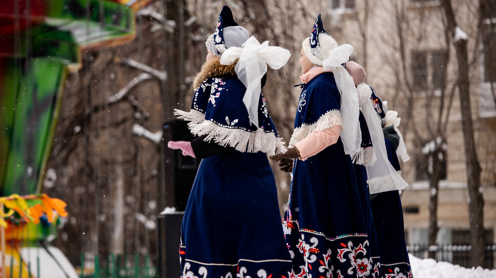 Выступающие артисты на празднике