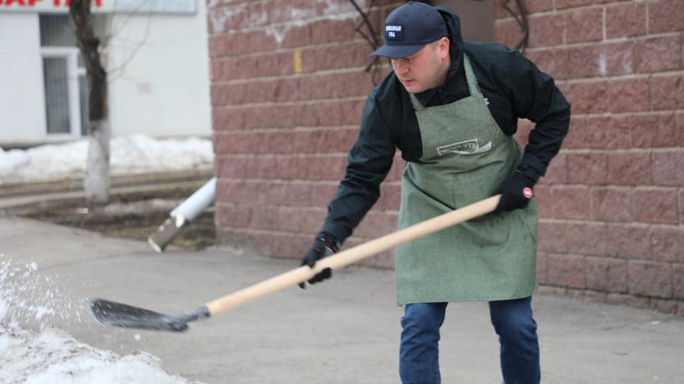 Мэр Уфы Ратмир Мавлиев с лопатой во время масштабной уборки