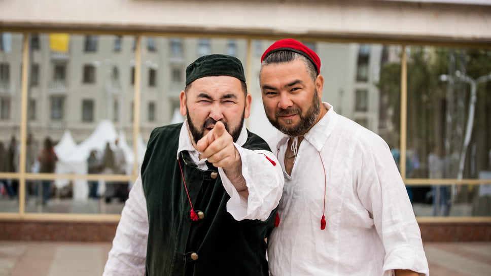 Гости фестиваля в тюбетейках