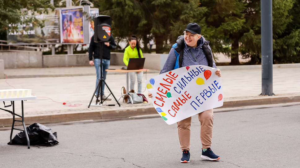 Бегунов поддерживали плакатами