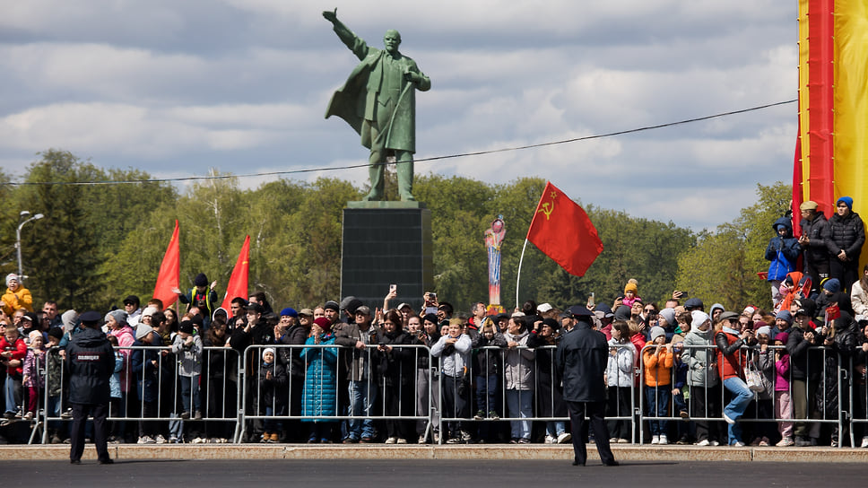 Зрители на фоне памятника Ленину