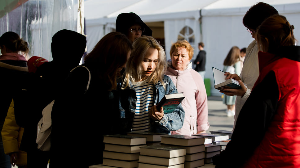 Девушка с экземпляром книги Матвеевой в руке