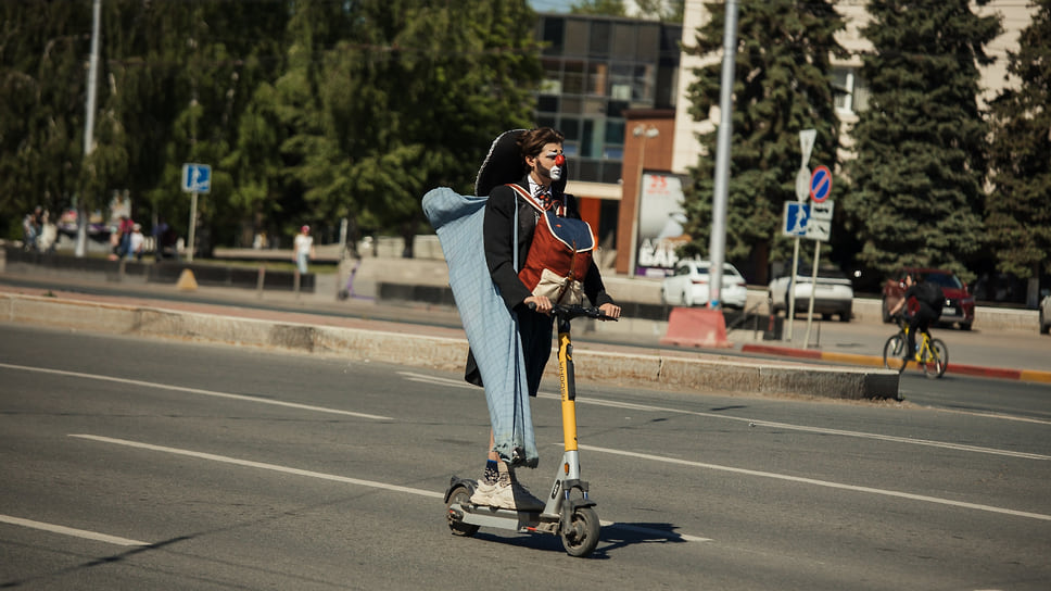 Уфимец на самокате в костюме клоуна