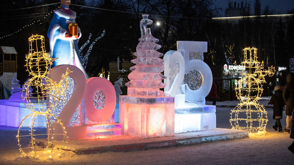 Ледовые фигуры возле Главной елки на площади Ленина