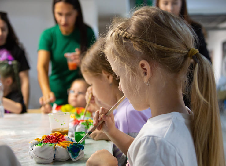 Детям показали мастер-класс по созданию принтов на футболках