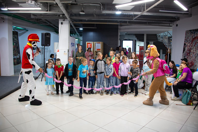 При поддержке детского парка развлечений «Юкси парк» в программу праздничного мероприятия вошли веселые игры с аниматорами