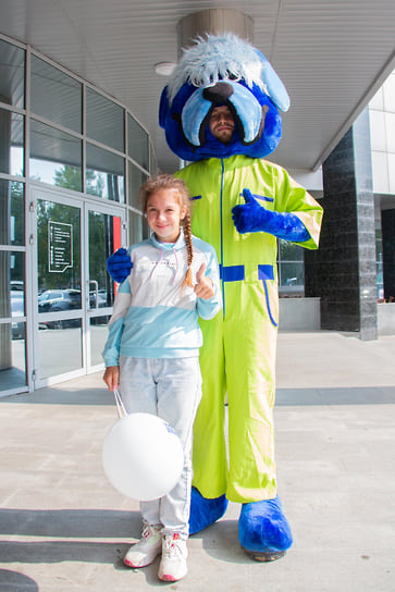 Участница мероприятия с аниматором