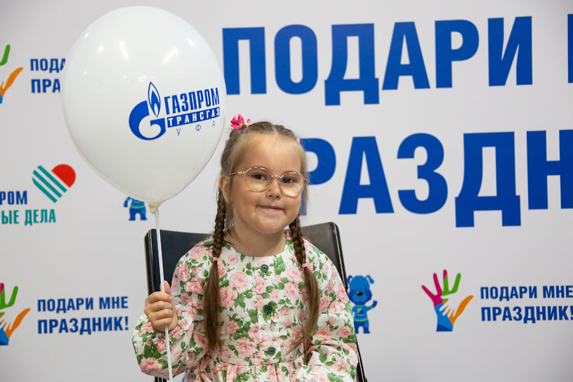 Участница мероприятия с воздушным шаром