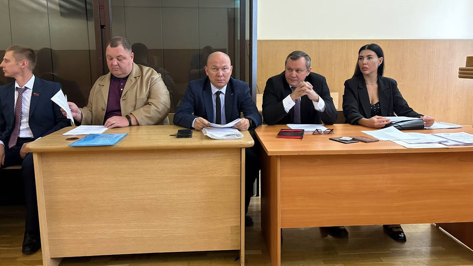 Коммунисты Рафаэль Рахимов, Сергей Меркулов, Раис Хафизов, Андрей Ларионов и их представитель Яна Абубакирова в зале суда