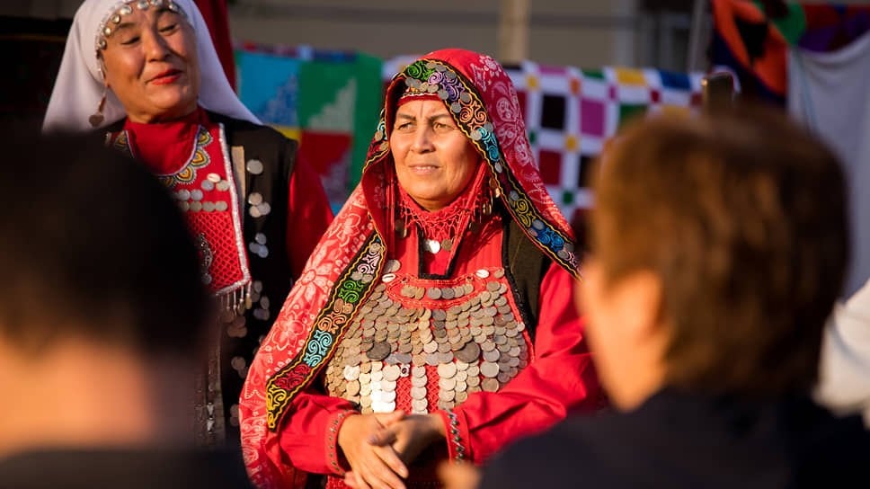 На фестивале «Сердце Евразии», который в этом году состоялся в рамках Х форума регионов России и Беларуси, среди участников было много колоритных персонажей. На фото — бабушка в национальном башкирском наряде