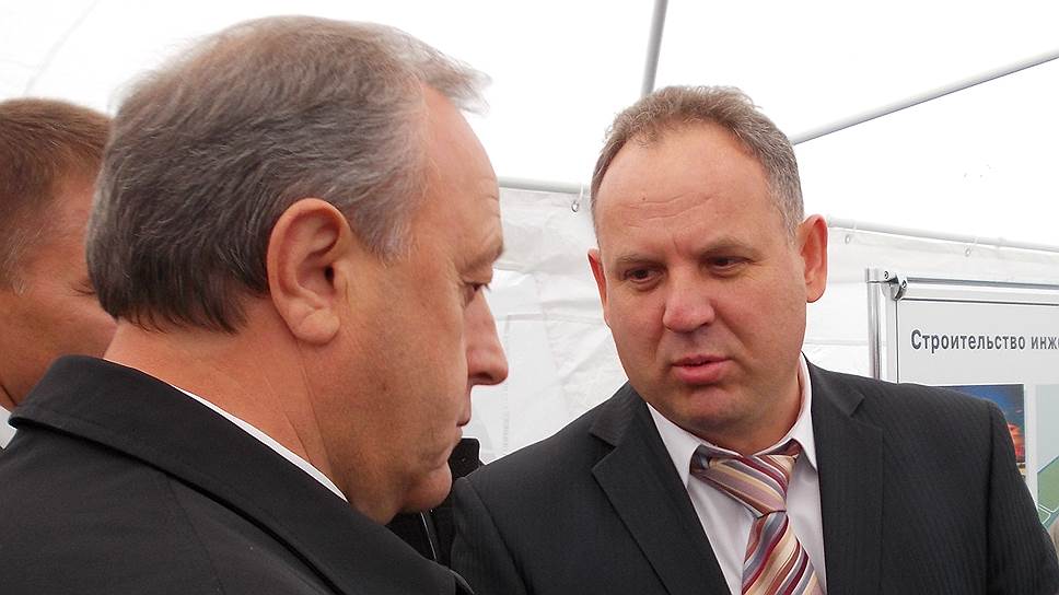 Василий Разделкин (справа) не исключает возможность строительства аэропорта на условиях концессии