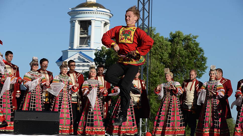 Международный Платоновский фестиваль. Концерт Воронежского русского народного хора имени К.И. Массалитинова на Советской площади.