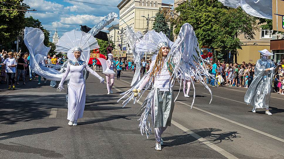 Международный Платоновский фестиваль. Парад уличных театров &quot;Пролетая над городом&quot;. Арт-группа Freak Cabaret (Москва).