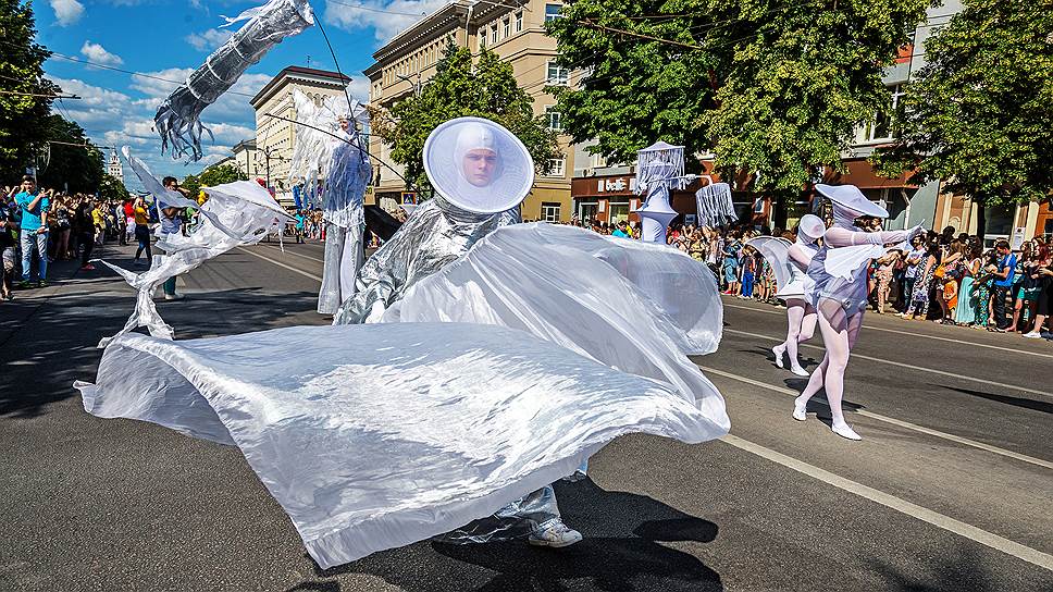 Международный Платоновский фестиваль. Парад уличных театров &quot;Пролетая над городом&quot;. Арт-группа Freak Cabaret (Москва).