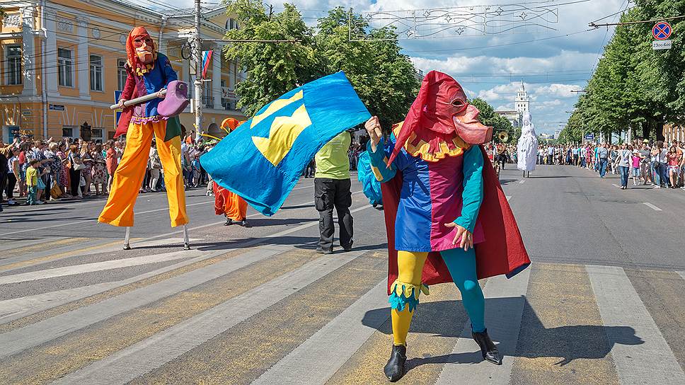 Международный Платоновский фестиваль. Парад уличных театров &quot;Пролетая над городом&quot;. петербургская Театр «Странствующие куклы господина Пэжо» (Санкт-Петербург).