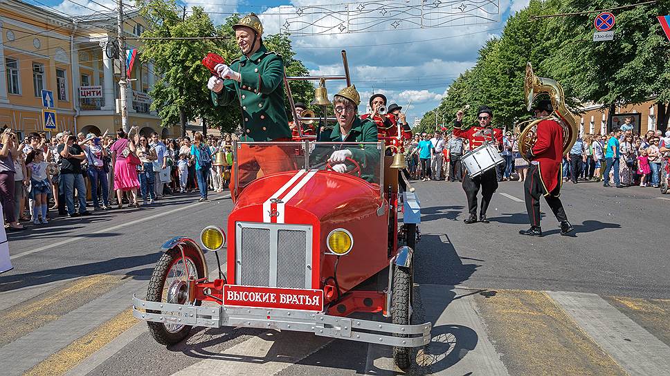 Международный Платоновский фестиваль. Парад уличных театров &quot;Пролетая над городом&quot;. Московский театр «Высокие братья».