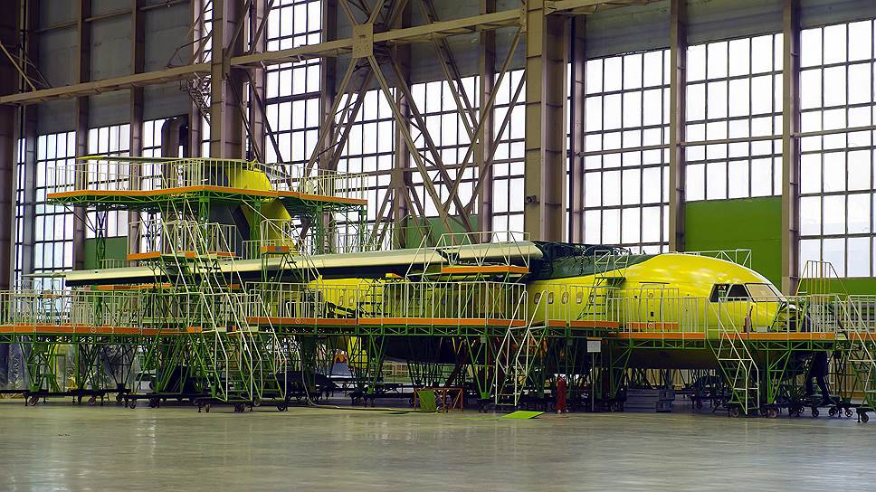 На фото: Воронежское акционерное самолётостроительное общество, цех окончательной сборки Ан-148.