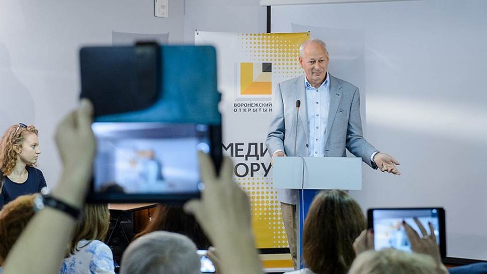 Замминистра связи и массовых коммуникаций РФ Алексей Волин не советует региональным СМИ ждать помощи от государства