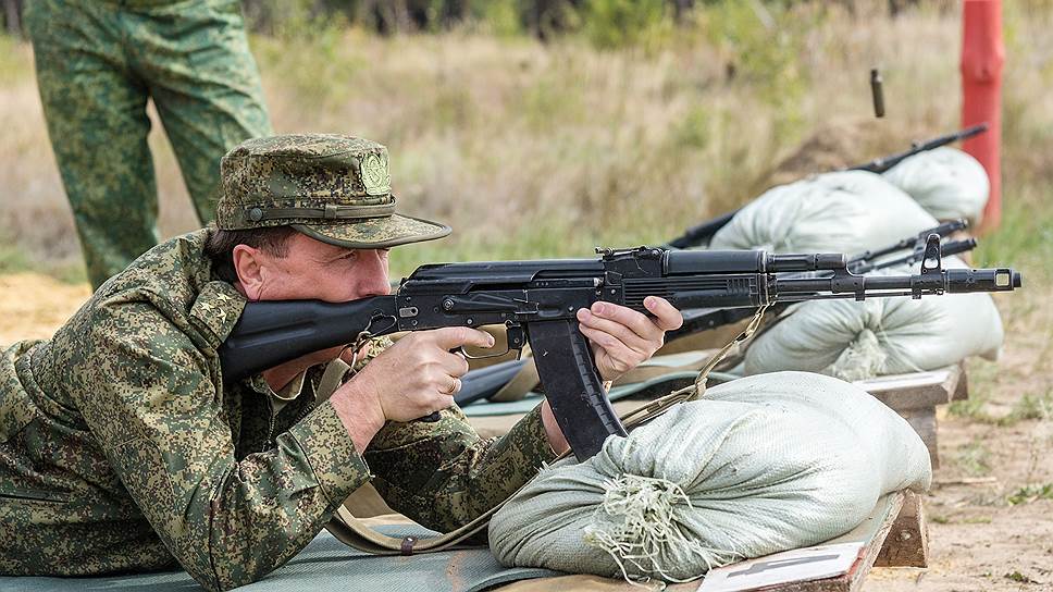 Губернатор Алексей Гордеев умело пострелял из АКМ 