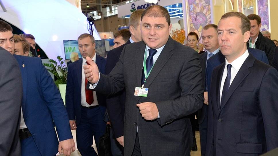 Экспозицию Орловской области на выставке «Золотая осень» посетили премьер-министр РФ Дмитрий Медведев (справа) и многочисленные инвесторы
