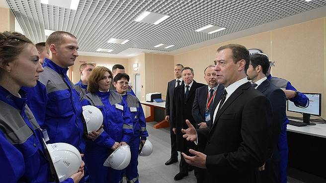 Премьер-министр РФ Дмитрий Медведев (справа) оставил после себя на СГОКе хорошее настроение