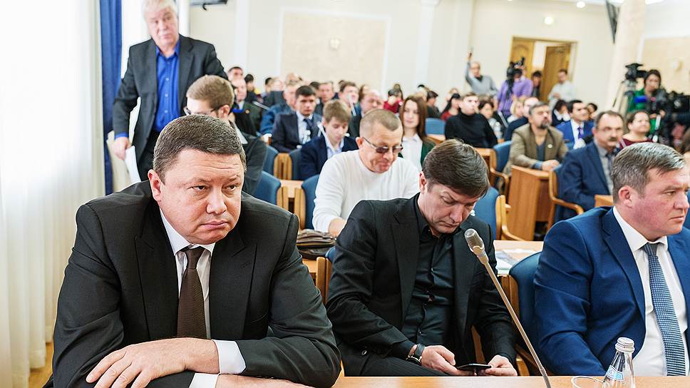 Депутат гордумы Александр Сысоев (слева) призвал участников слушаний отказаться не только от выборов мэра, но и губернатора 