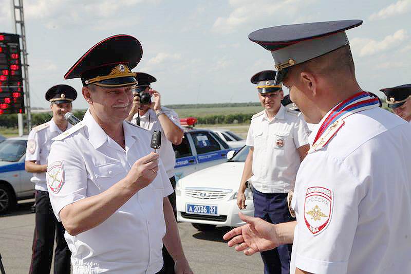 Генерал-майор Виктор Пестерев (слева)  отправляется служить 
на малую родину