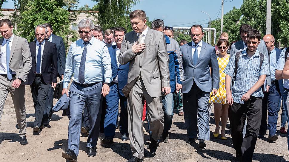 Губернатор Александр Гусев (третий слева) не уверен в эффектив-ность нынешних собственников ЛОС