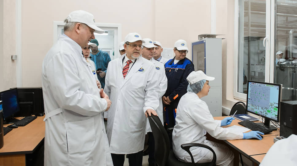 Александр Гусев (слева)  оценил глубину переработки на Калачеевском сырзаводе