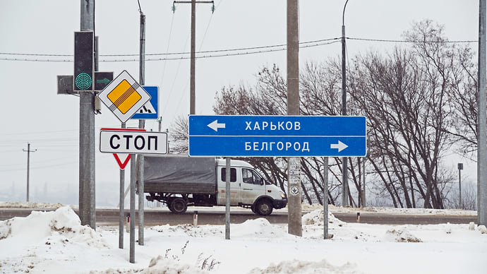 Селян выводят из-под огня